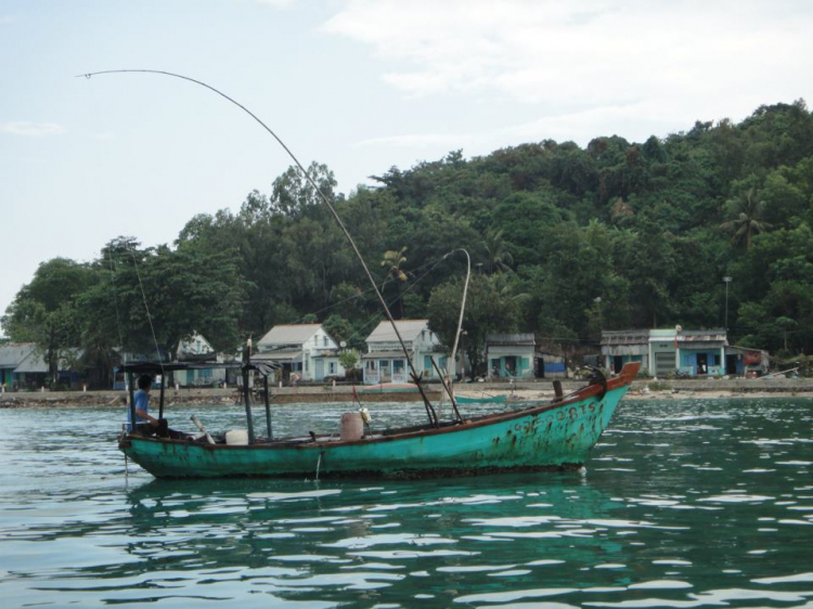 Du ngoạn trên biển bằng xuồng phao bơm hơi.