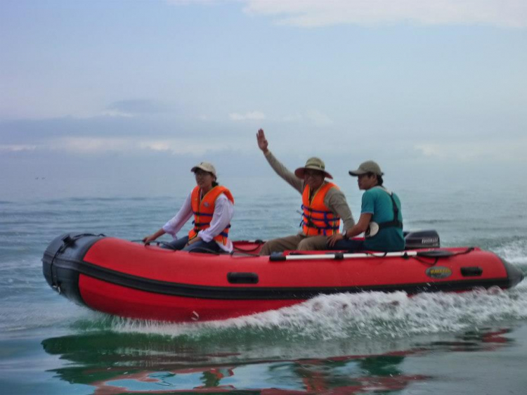 Du ngoạn trên biển bằng xuồng phao bơm hơi. Du ngoạn trên biển bằng xuồng phao bơm hơi.