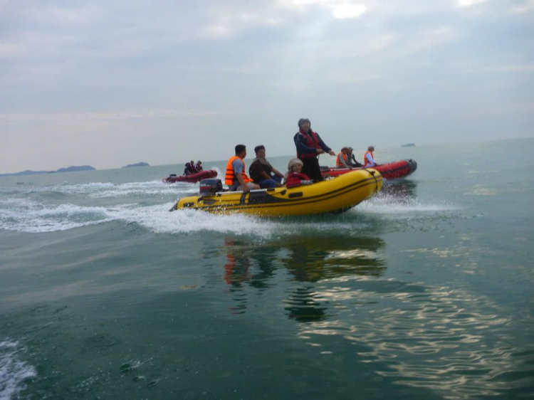 Du ngoạn trên biển bằng xuồng phao bơm hơi. Du ngoạn trên biển bằng xuồng phao bơm hơi.