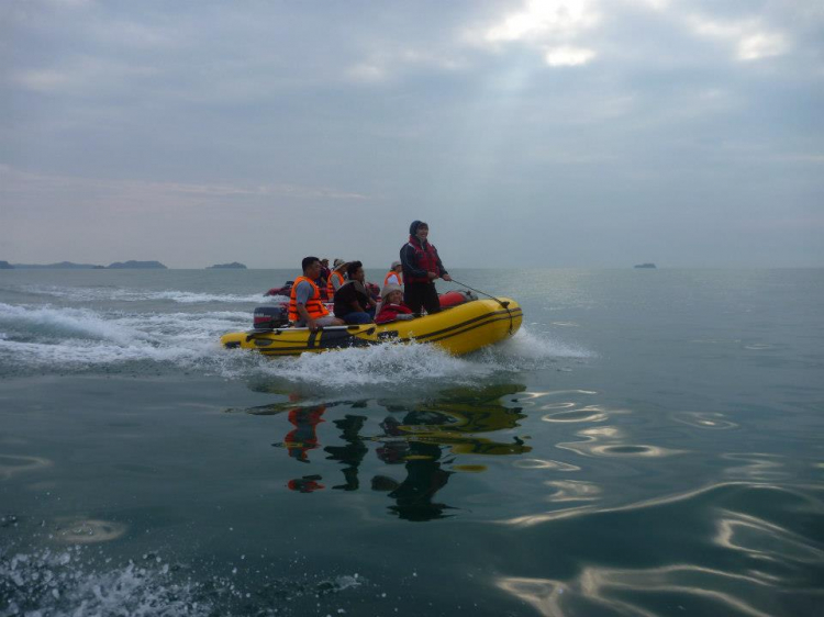 Du ngoạn trên biển bằng xuồng phao bơm hơi. Du ngoạn trên biển bằng xuồng phao bơm hơi.