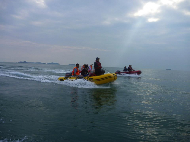 Du ngoạn trên biển bằng xuồng phao bơm hơi. Du ngoạn trên biển bằng xuồng phao bơm hơi.