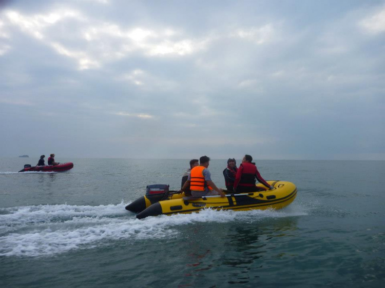 Du ngoạn trên biển bằng xuồng phao bơm hơi. Du ngoạn trên biển bằng xuồng phao bơm hơi.