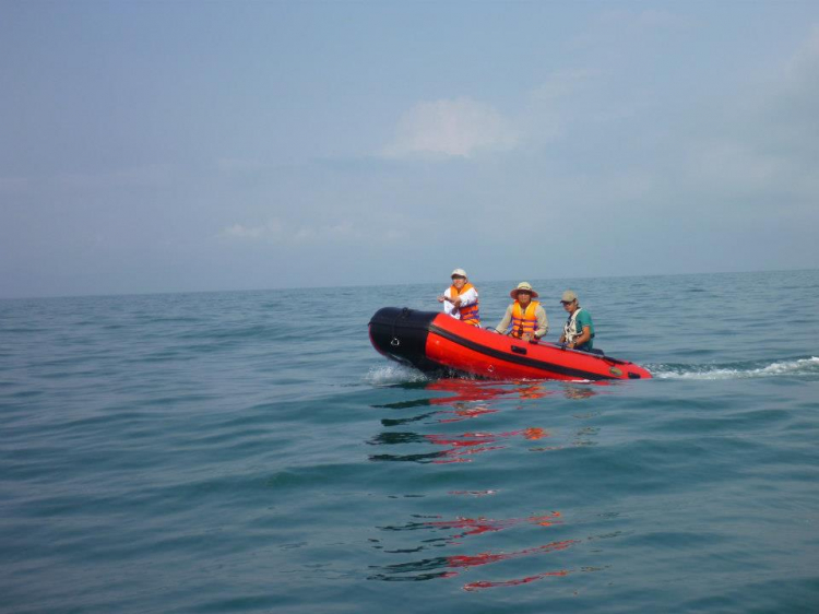Du ngoạn trên biển bằng xuồng phao bơm hơi. Du ngoạn trên biển bằng xuồng phao bơm hơi.
