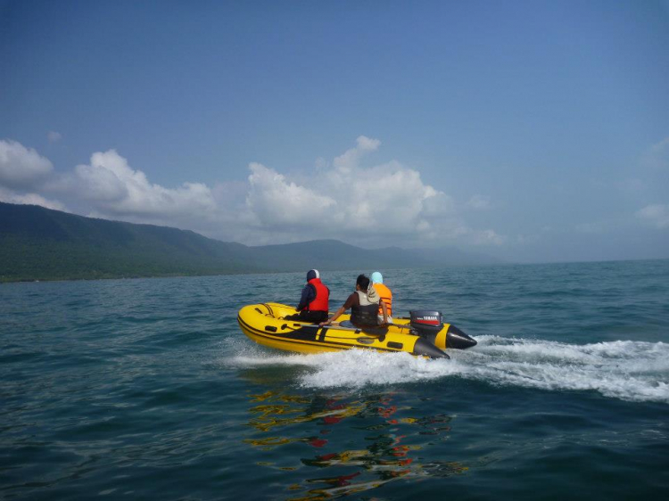 Du ngoạn trên biển bằng xuồng phao bơm hơi.