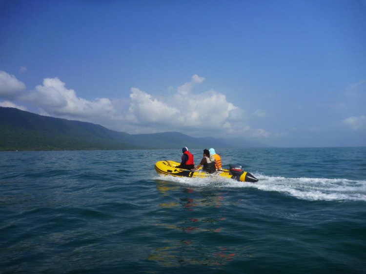 Du ngoạn trên biển bằng xuồng phao bơm hơi.