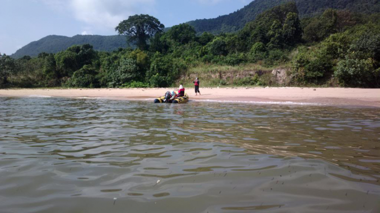 Du ngoạn trên biển bằng xuồng phao bơm hơi.