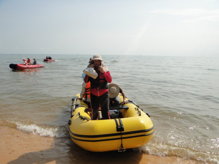 Du ngoạn trên biển bằng xuồng phao bơm hơi. Du ngoạn trên biển bằng xuồng phao bơm hơi.