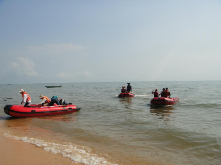 Du ngoạn trên biển bằng xuồng phao bơm hơi. Du ngoạn trên biển bằng xuồng phao bơm hơi.