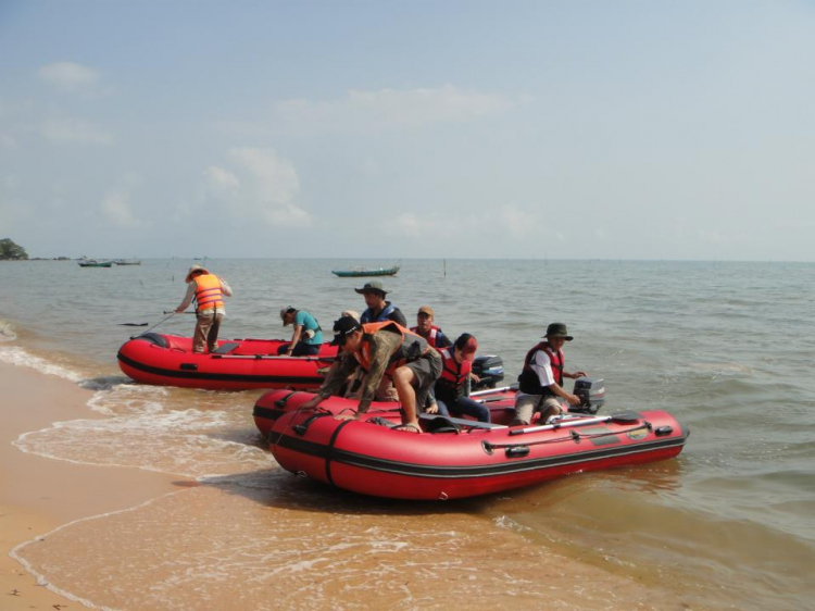 Du ngoạn trên biển bằng xuồng phao bơm hơi. Du ngoạn trên biển bằng xuồng phao bơm hơi.