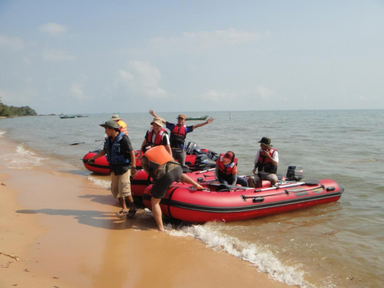 Du ngoạn trên biển bằng xuồng phao bơm hơi.