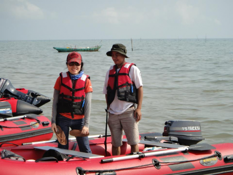 Du ngoạn trên biển bằng xuồng phao bơm hơi. Du ngoạn trên biển bằng xuồng phao bơm hơi.