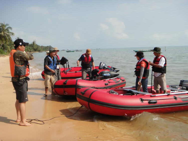 Du ngoạn trên biển bằng xuồng phao bơm hơi.