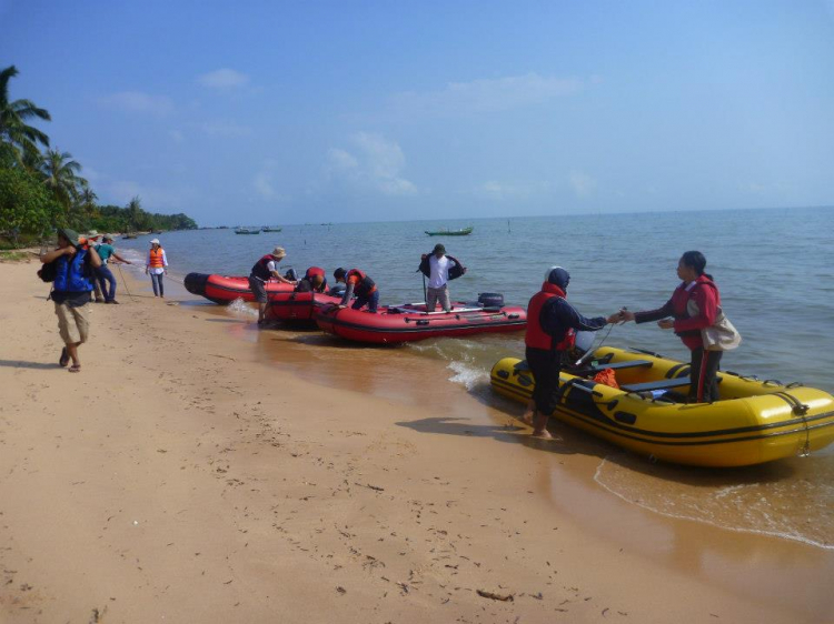 Du ngoạn trên biển bằng xuồng phao bơm hơi.