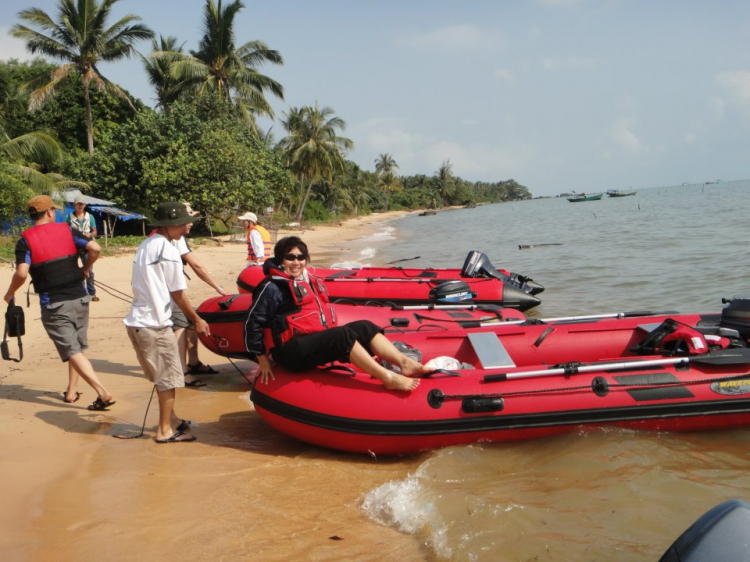 Du ngoạn trên biển bằng xuồng phao bơm hơi. Du ngoạn trên biển bằng xuồng phao bơm hơi.