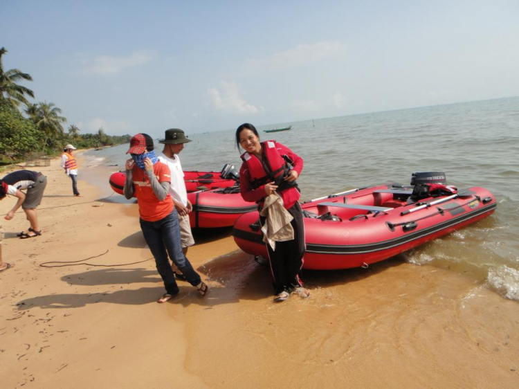 Du ngoạn trên biển bằng xuồng phao bơm hơi. Du ngoạn trên biển bằng xuồng phao bơm hơi.