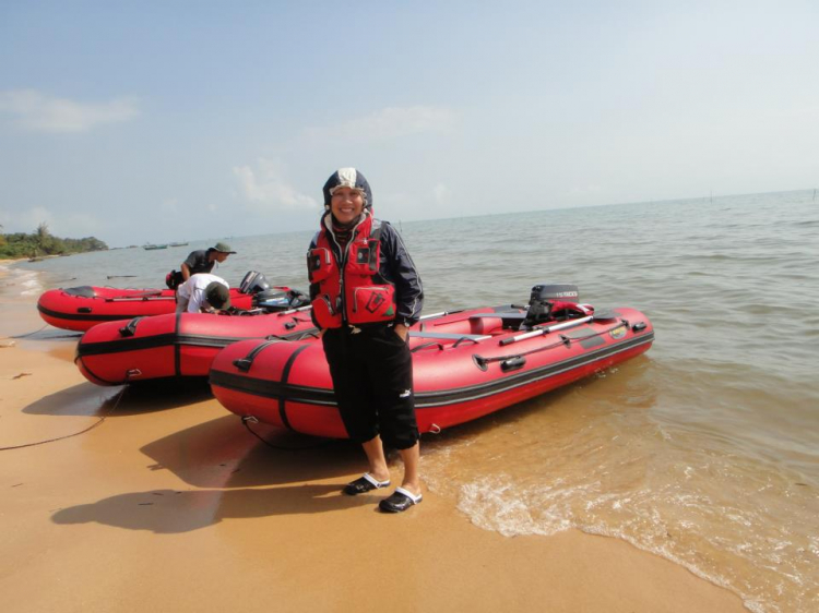 Du ngoạn trên biển bằng xuồng phao bơm hơi. Du ngoạn trên biển bằng xuồng phao bơm hơi.