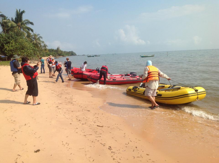 Du ngoạn trên biển bằng xuồng phao bơm hơi.