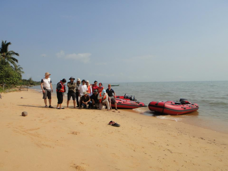 Du ngoạn trên biển bằng xuồng phao bơm hơi. Du ngoạn trên biển bằng xuồng phao bơm hơi.