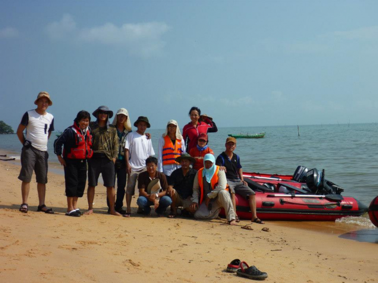 Du ngoạn trên biển bằng xuồng phao bơm hơi. Du ngoạn trên biển bằng xuồng phao bơm hơi.
