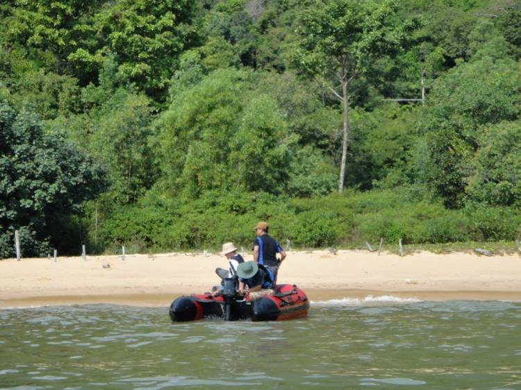 Du ngoạn trên biển bằng xuồng phao bơm hơi. Du ngoạn trên biển bằng xuồng phao bơm hơi.