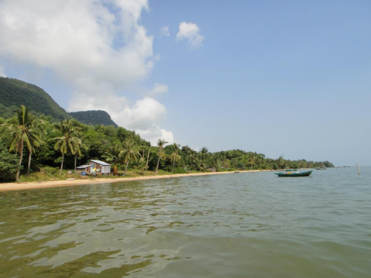Du ngoạn trên biển bằng xuồng phao bơm hơi. Du ngoạn trên biển bằng xuồng phao bơm hơi.