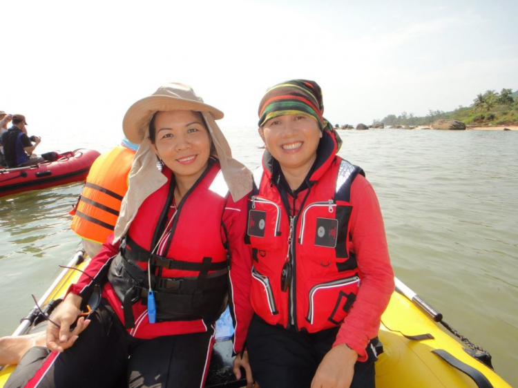 Du ngoạn trên biển bằng xuồng phao bơm hơi. Du ngoạn trên biển bằng xuồng phao bơm hơi.