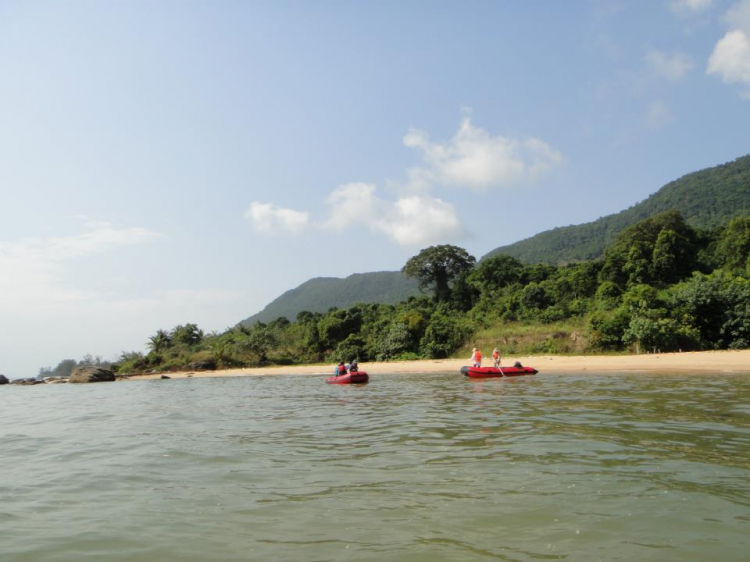 Du ngoạn trên biển bằng xuồng phao bơm hơi. Du ngoạn trên biển bằng xuồng phao bơm hơi.