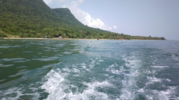 Du ngoạn trên biển bằng xuồng phao bơm hơi. Du ngoạn trên biển bằng xuồng phao bơm hơi.