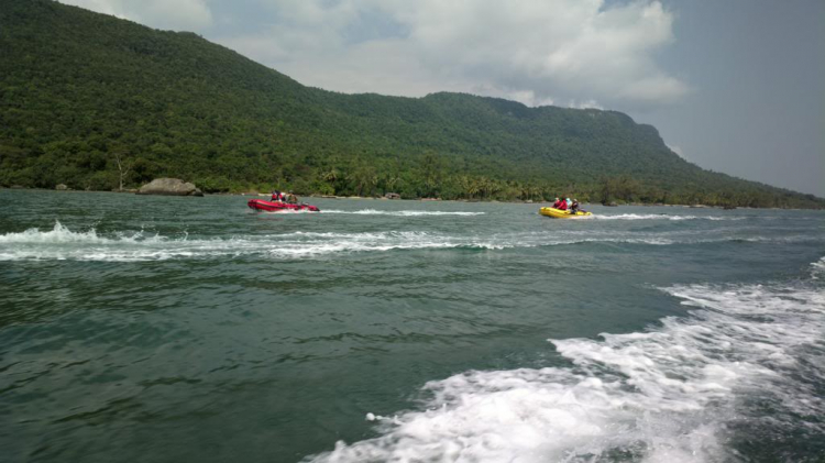 Du ngoạn trên biển bằng xuồng phao bơm hơi.