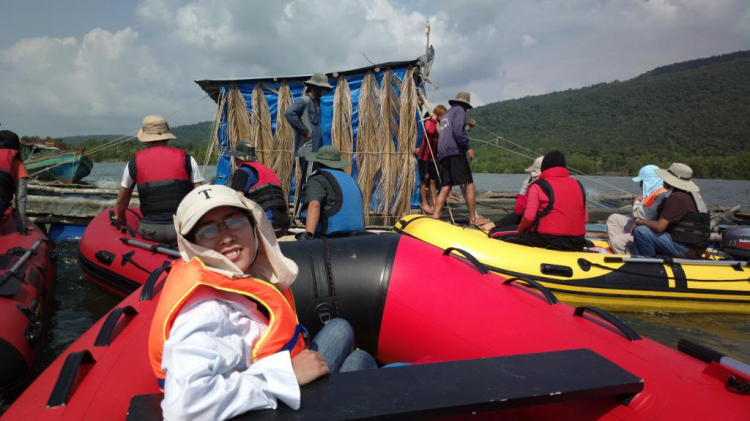 Du ngoạn trên biển bằng xuồng phao bơm hơi. Du ngoạn trên biển bằng xuồng phao bơm hơi.