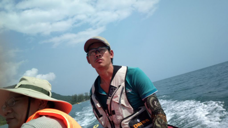 Du ngoạn trên biển bằng xuồng phao bơm hơi. Du ngoạn trên biển bằng xuồng phao bơm hơi.