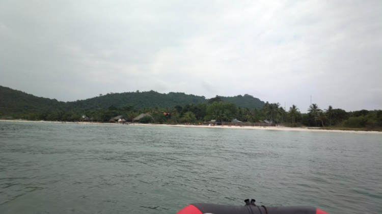 Du ngoạn trên biển bằng xuồng phao bơm hơi. Du ngoạn trên biển bằng xuồng phao bơm hơi.