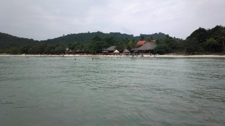 Du ngoạn trên biển bằng xuồng phao bơm hơi. Du ngoạn trên biển bằng xuồng phao bơm hơi.
