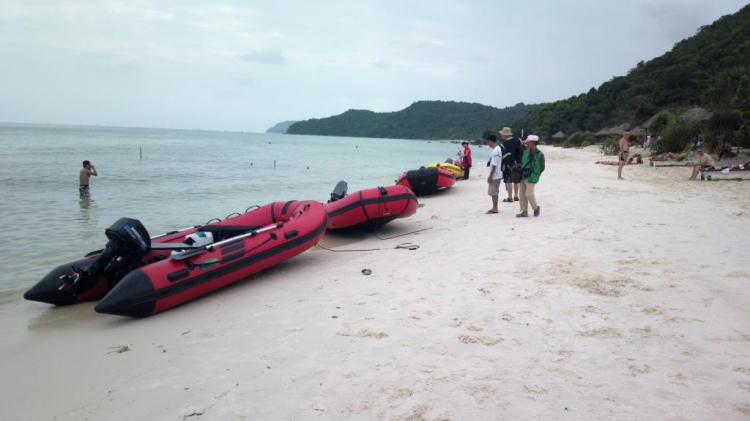 Du ngoạn trên biển bằng xuồng phao bơm hơi. Du ngoạn trên biển bằng xuồng phao bơm hơi.