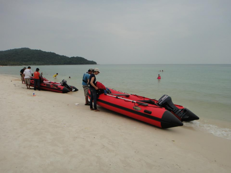 Du ngoạn trên biển bằng xuồng phao bơm hơi.