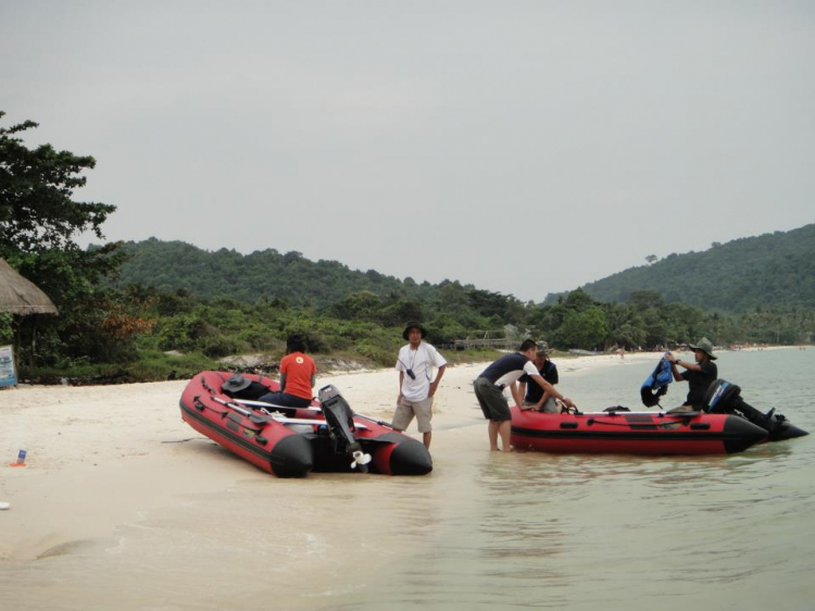 Du ngoạn trên biển bằng xuồng phao bơm hơi.