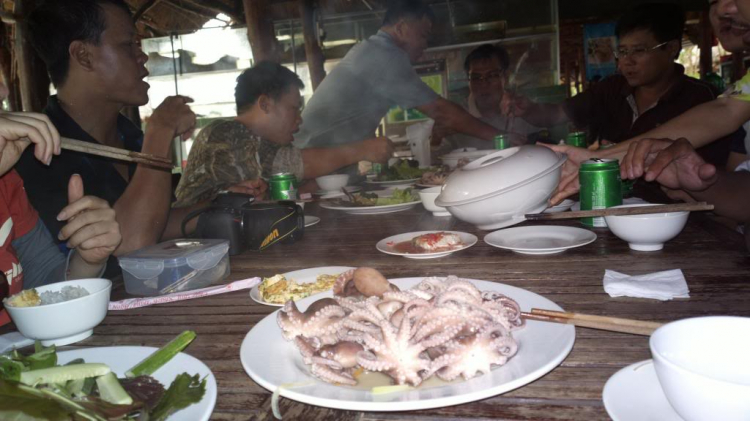 Du ngoạn trên biển bằng xuồng phao bơm hơi. Du ngoạn trên biển bằng xuồng phao bơm hơi.