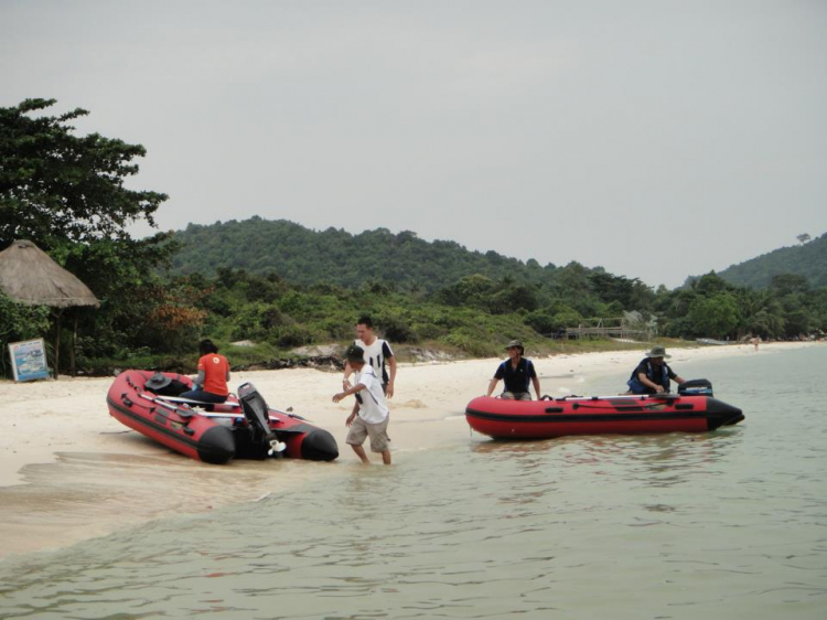 Du ngoạn trên biển bằng xuồng phao bơm hơi. Du ngoạn trên biển bằng xuồng phao bơm hơi.