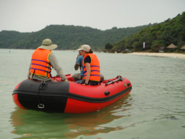 Du ngoạn trên biển bằng xuồng phao bơm hơi. Du ngoạn trên biển bằng xuồng phao bơm hơi.