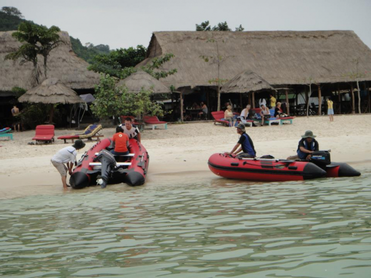 Du ngoạn trên biển bằng xuồng phao bơm hơi.