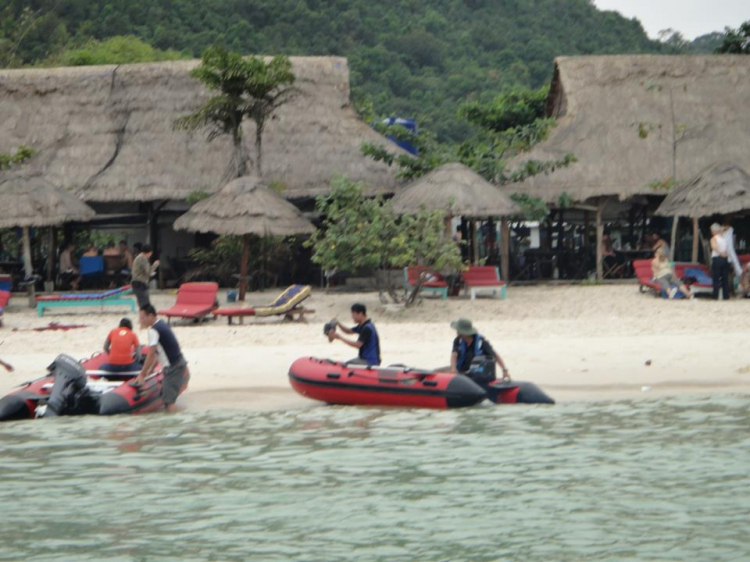 Du ngoạn trên biển bằng xuồng phao bơm hơi. Du ngoạn trên biển bằng xuồng phao bơm hơi.