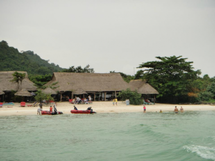 Du ngoạn trên biển bằng xuồng phao bơm hơi. Du ngoạn trên biển bằng xuồng phao bơm hơi.