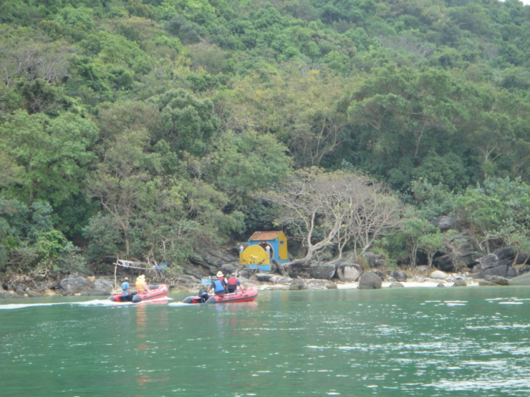 Du ngoạn trên biển bằng xuồng phao bơm hơi. Du ngoạn trên biển bằng xuồng phao bơm hơi.