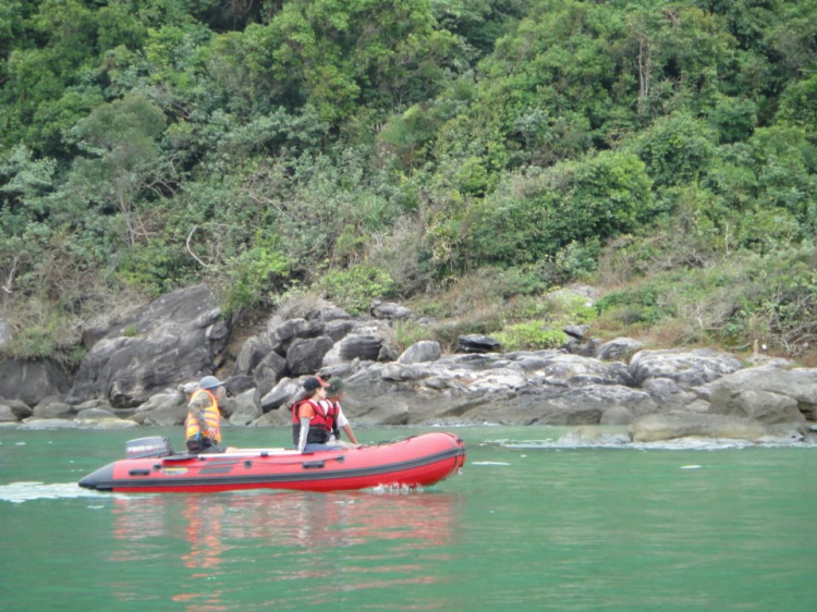 Du ngoạn trên biển bằng xuồng phao bơm hơi.