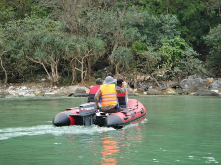 Du ngoạn trên biển bằng xuồng phao bơm hơi.