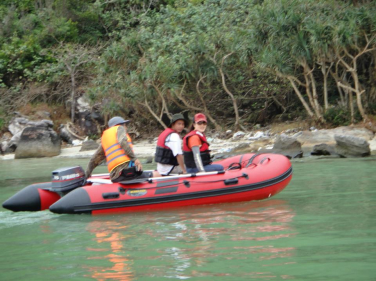 Du ngoạn trên biển bằng xuồng phao bơm hơi.