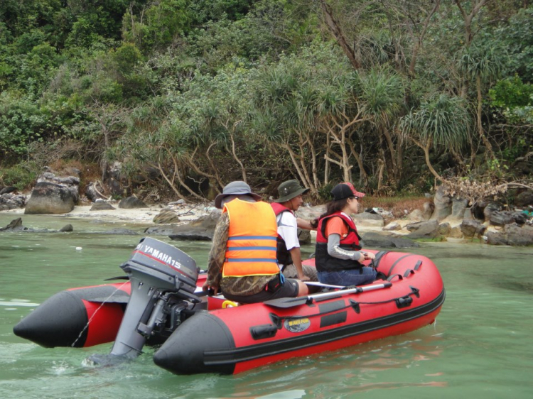 Du ngoạn trên biển bằng xuồng phao bơm hơi.