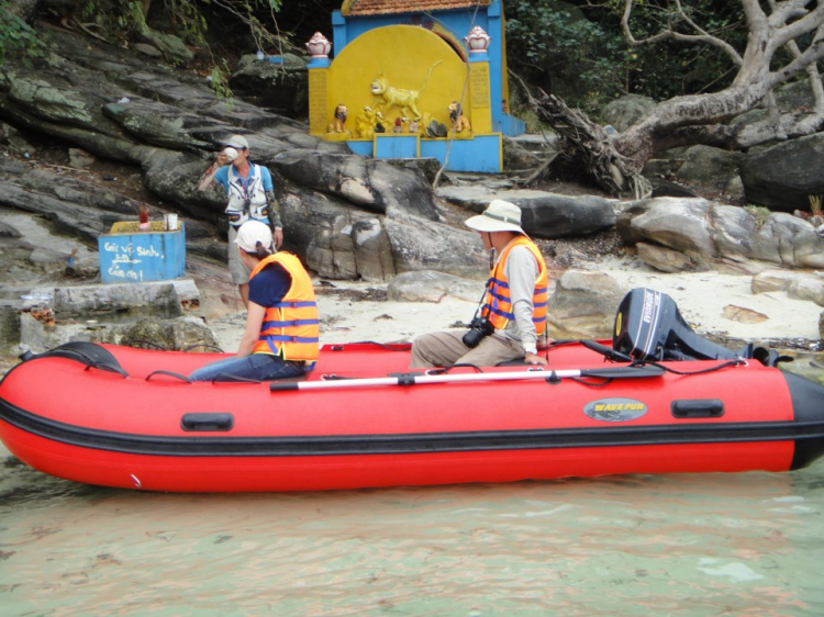 Du ngoạn trên biển bằng xuồng phao bơm hơi.