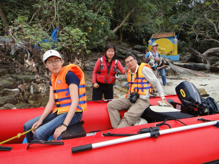 Du ngoạn trên biển bằng xuồng phao bơm hơi.