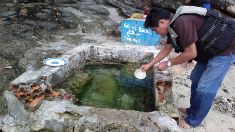 Du ngoạn trên biển bằng xuồng phao bơm hơi. Du ngoạn trên biển bằng xuồng phao bơm hơi.